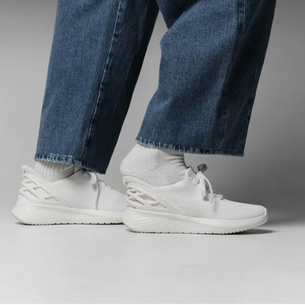 Kizik Athens Hands-Free Sneaker in White Size Women 7 / Men 5.5